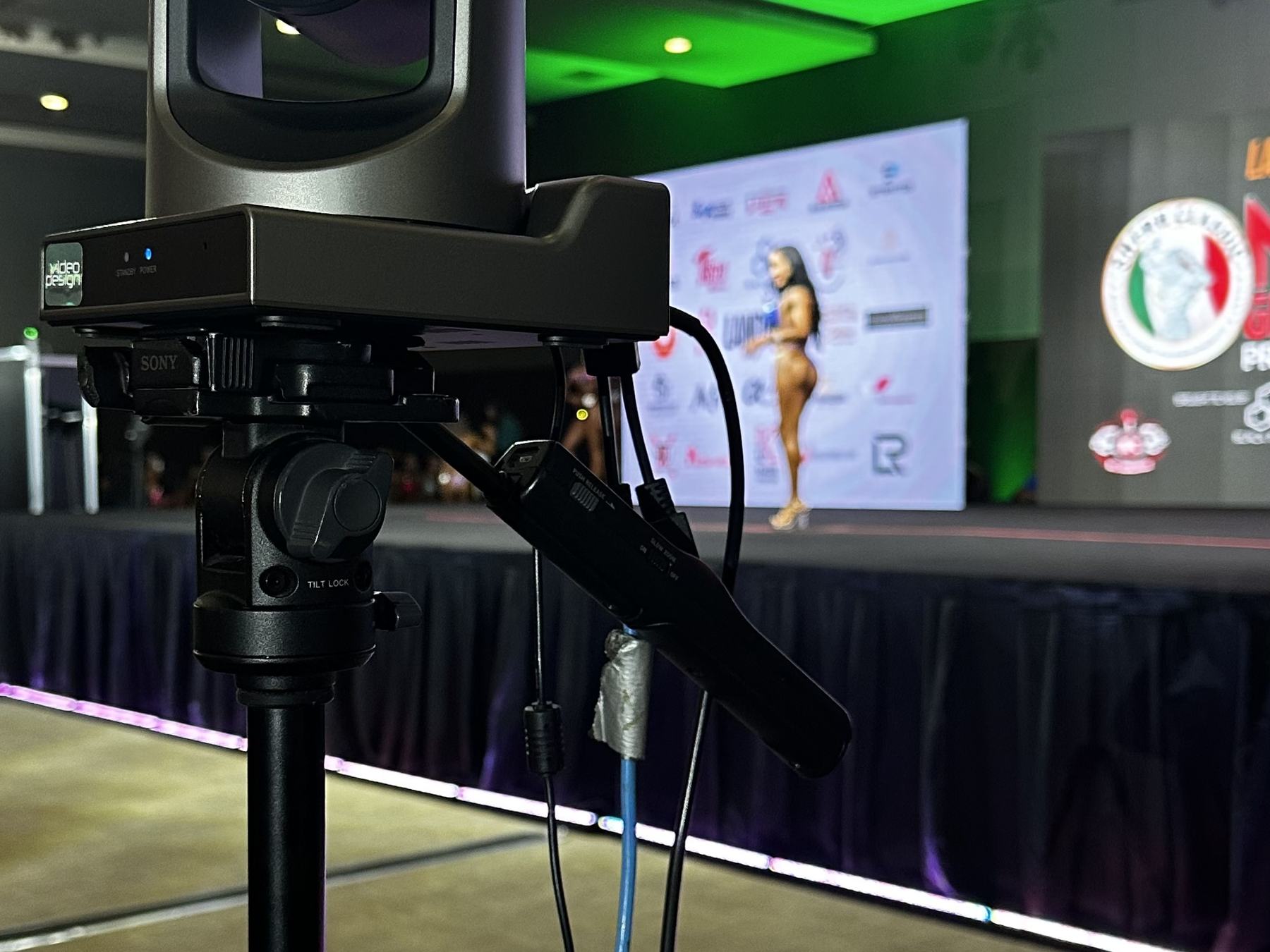Cámara PTZ de VideoDesign montada frente al escenario para cobertura en vivo