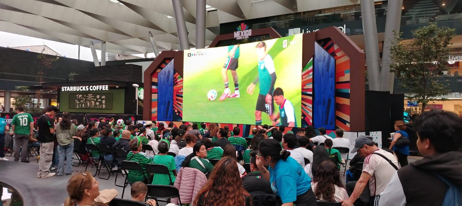 Público frente a la pantalla LED gigante de VideoDesign en una plaza, con audio e iluminación del mismo montaje