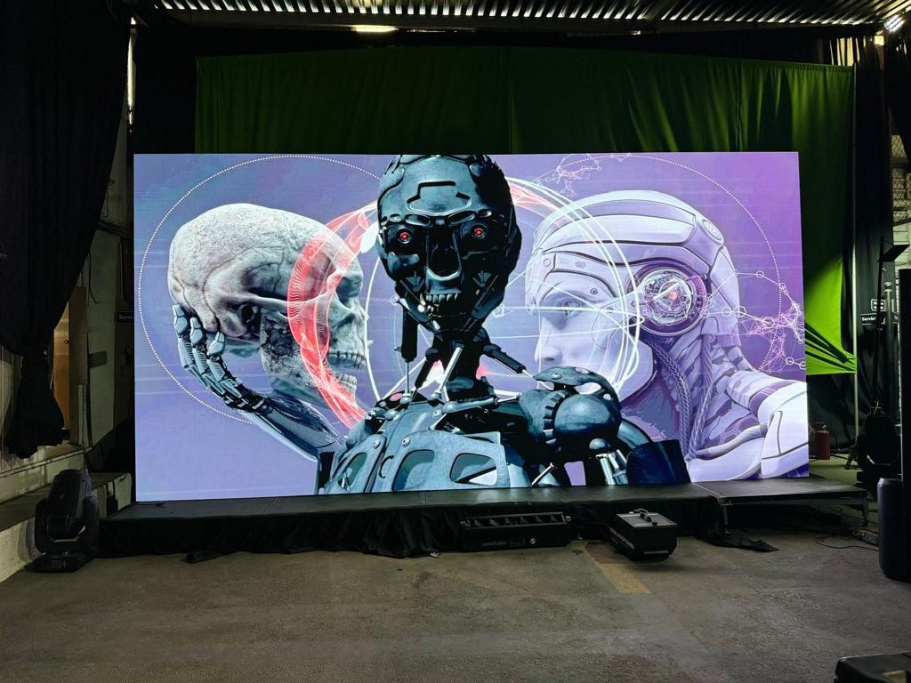 Pantalla LED armada y encendida en el almacén de VideoDesign antes de un montaje