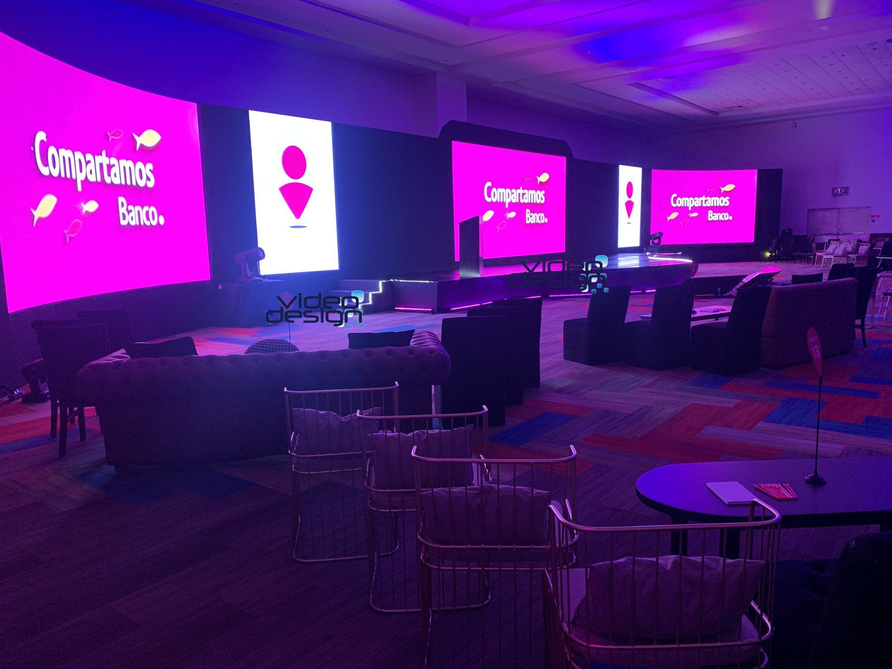 Escenario corporativo con pantalla LED panorámica montada por VideoDesign